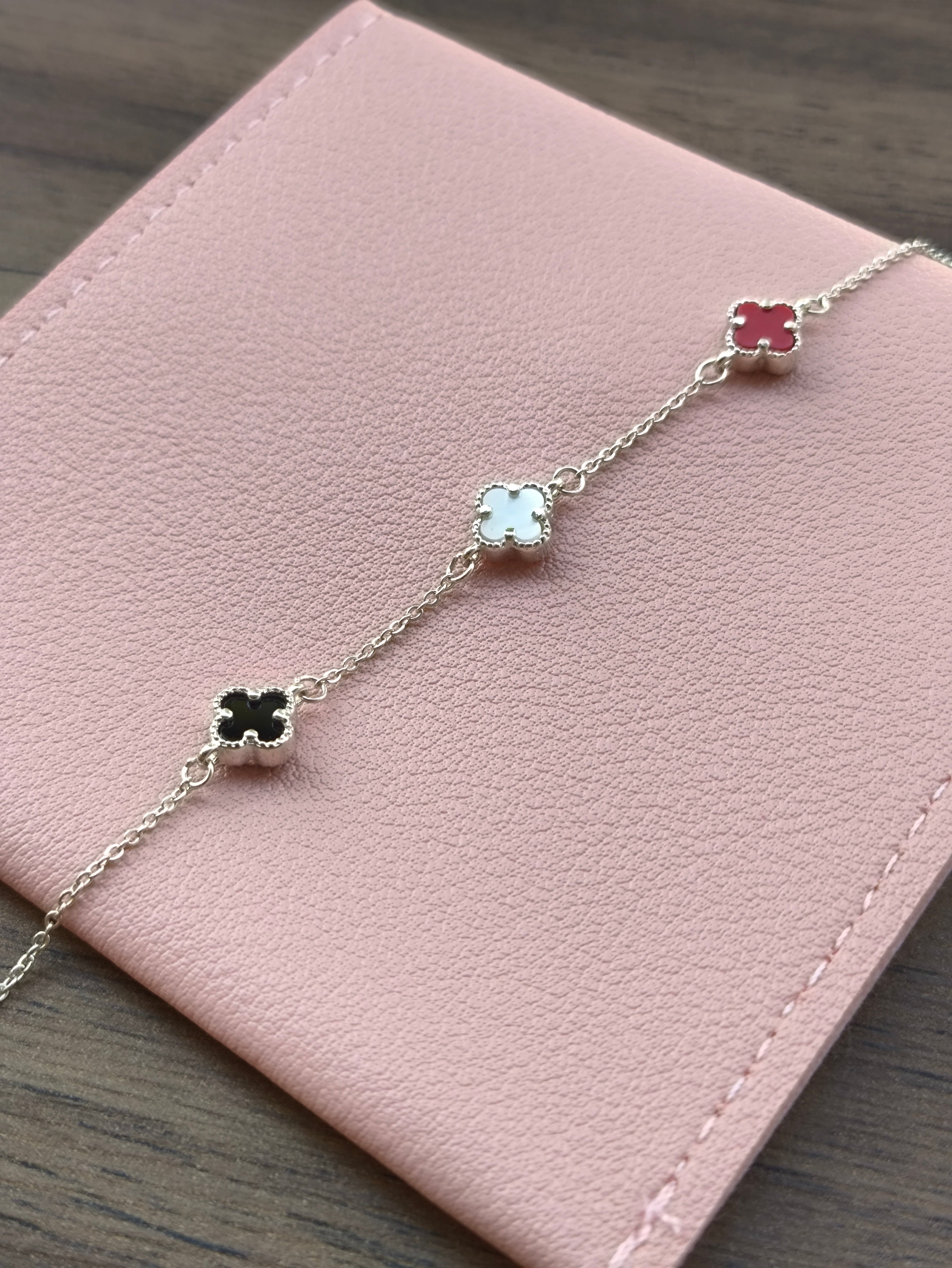 Pulsera Estilo Van Cleef – Tréboles Rojo, Negro y Blanco