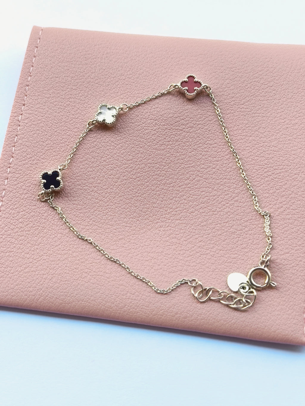 Pulsera Estilo Van Cleef – Tréboles Rojo, Negro y Blanco